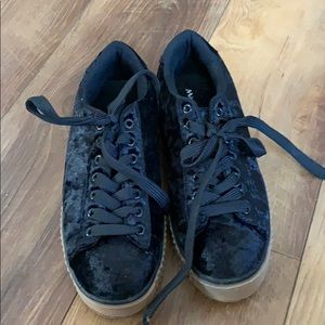 Black shiny velvet shoes